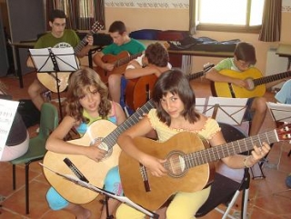 Tocando la guitarra